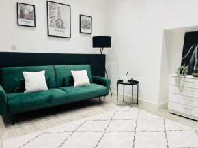 Bright Ealing Apartment - Close to Tube Perfect for Business & Leisure, Ealing